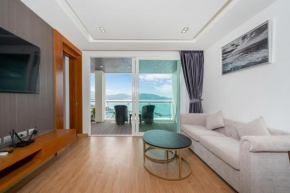 Spacious apartment with ocean view & jacuzzi